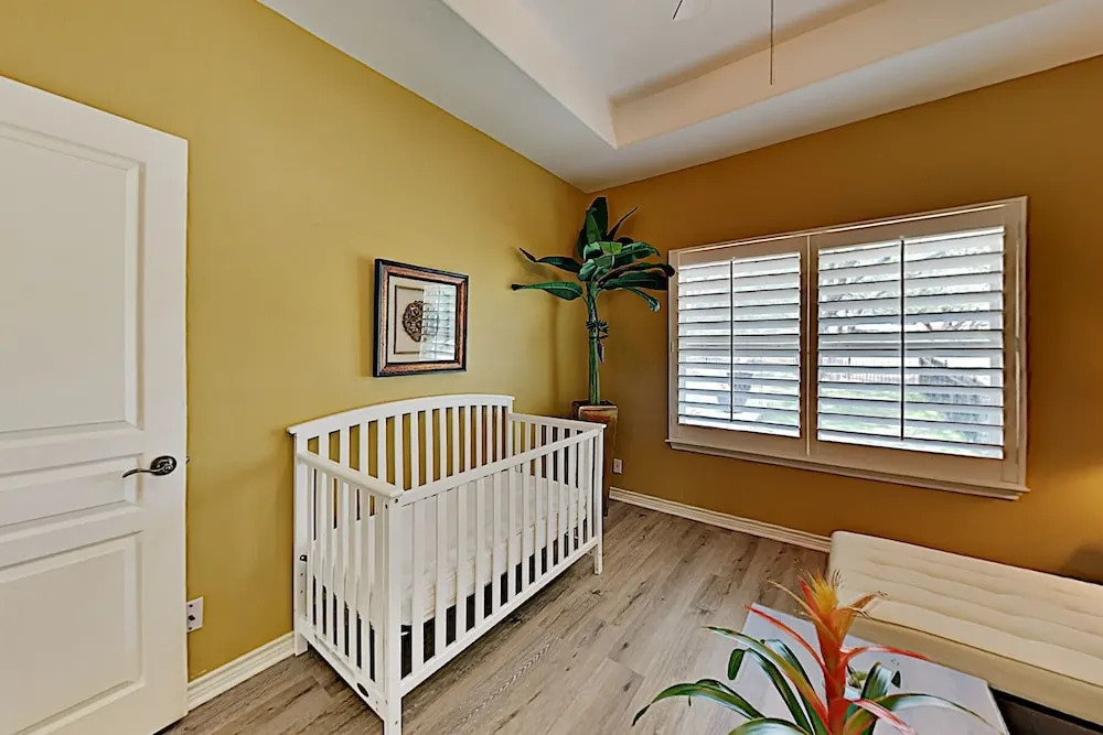 Luxe By The Lake, On-site Pool & Tennis! 3 Bedroom Home