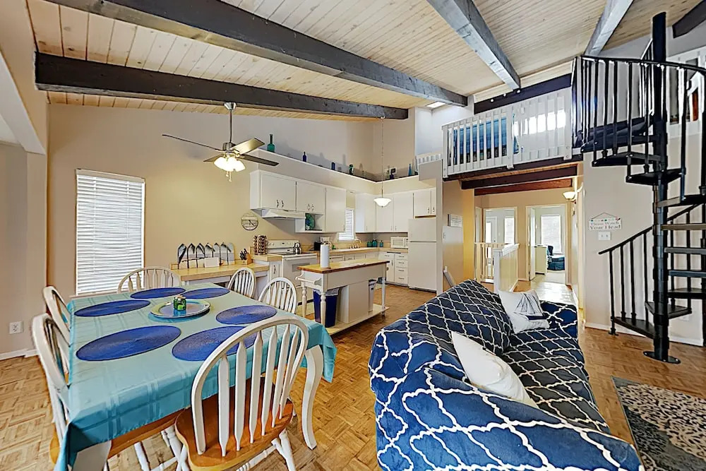 Airy Beach W/ Ocean Views, Balcony & Patio 3 Bedroom Home