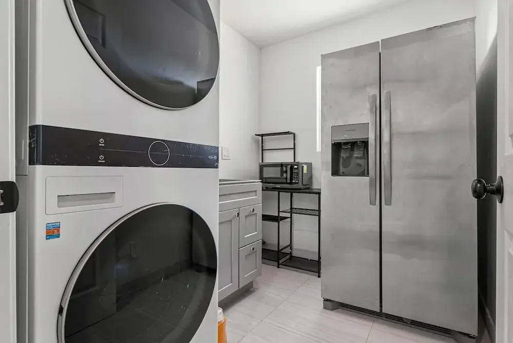 Massive 8BR Home in Hayward With AC Free Parking