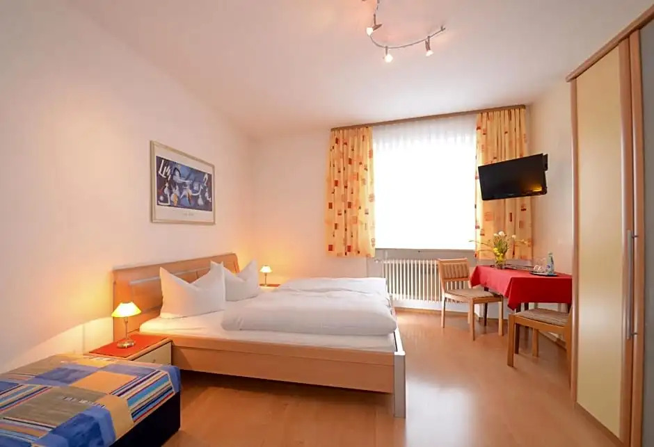 Gasthof zur Post Hotel und Parkplatz