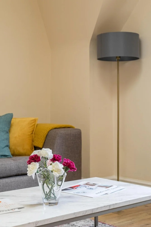 Large 1-bedroom Right Next to Oxford Street