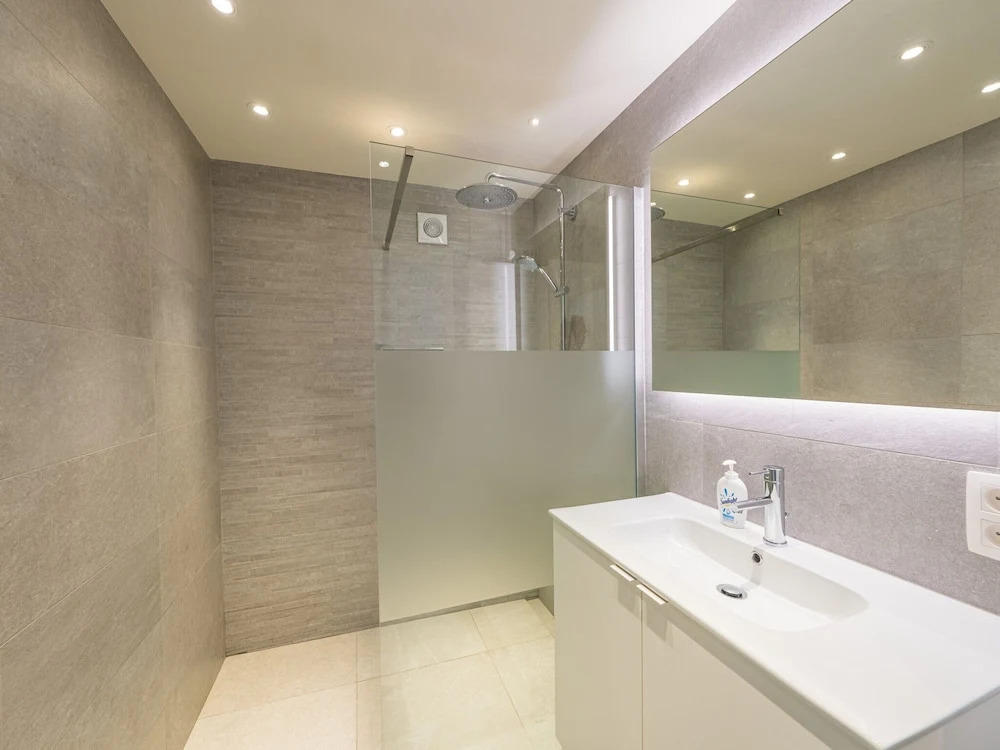 Bright Apartment With Frontal sea View