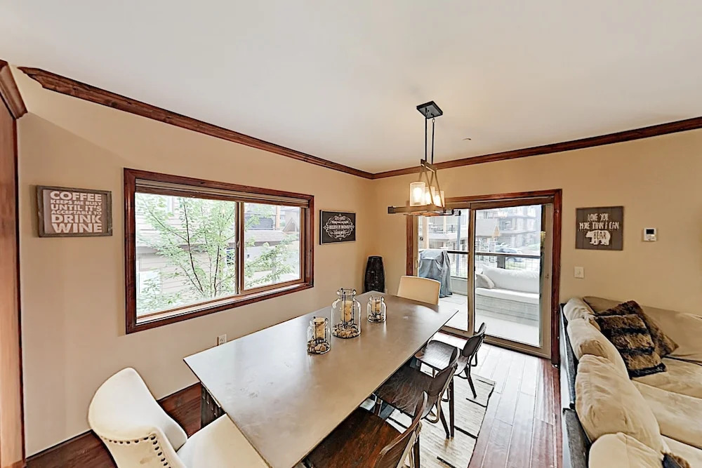 3987mant 3 Bedroom Condo