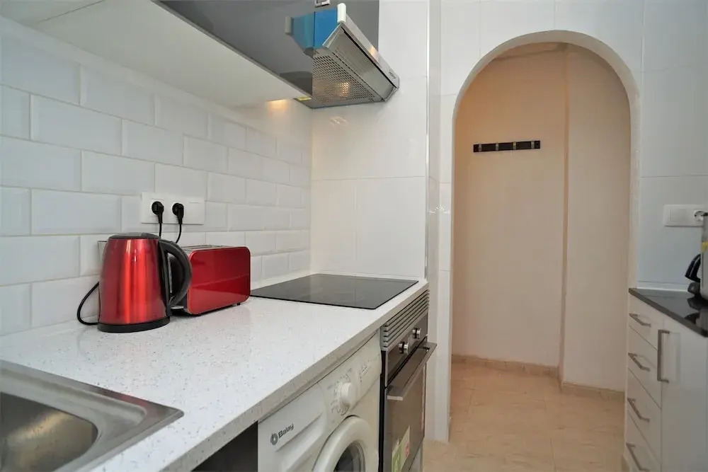 7 Mins From The Beach, Shared Pool Free Wifi