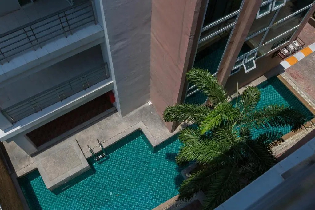 6-19 - 2 Bdr Condo With Balcony and Shared Pool