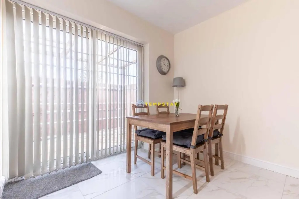 2 BED Modern apartment. Close to station & PARKING
