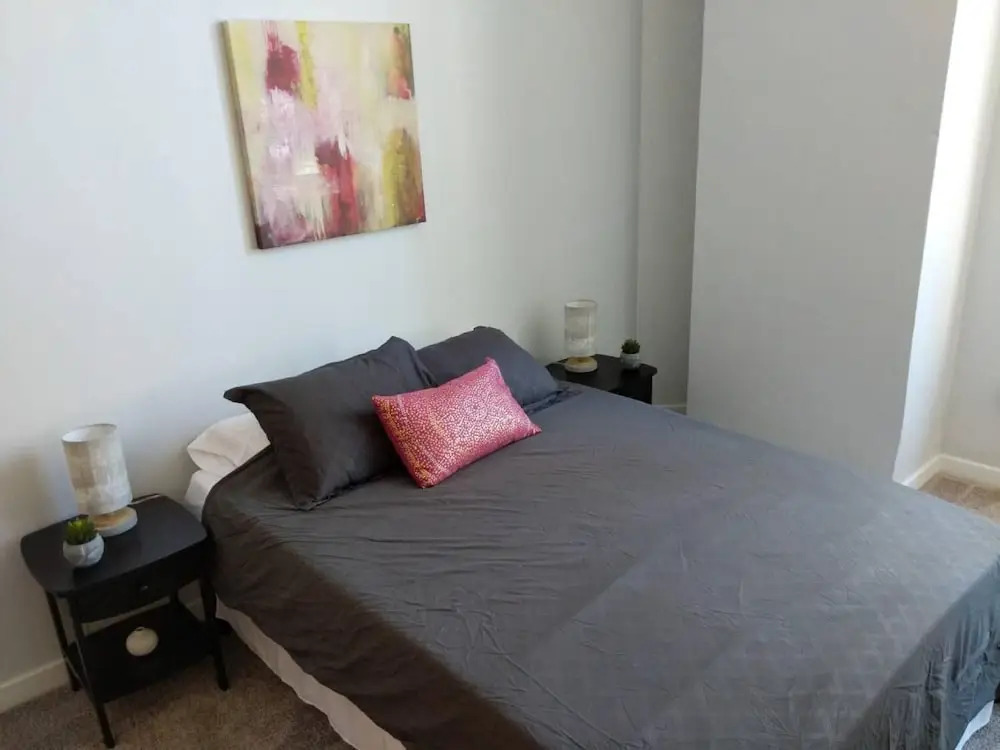 Bright & Spacious 2BR In Downtown