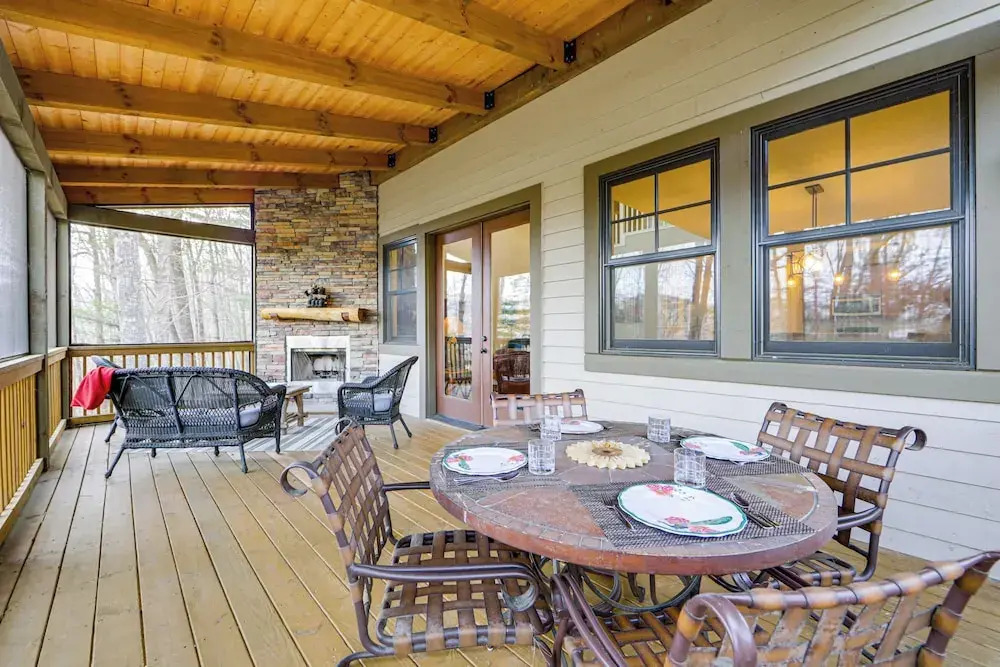 4 Mi to Bear Creek Lake! Serene Escape w/ Deck