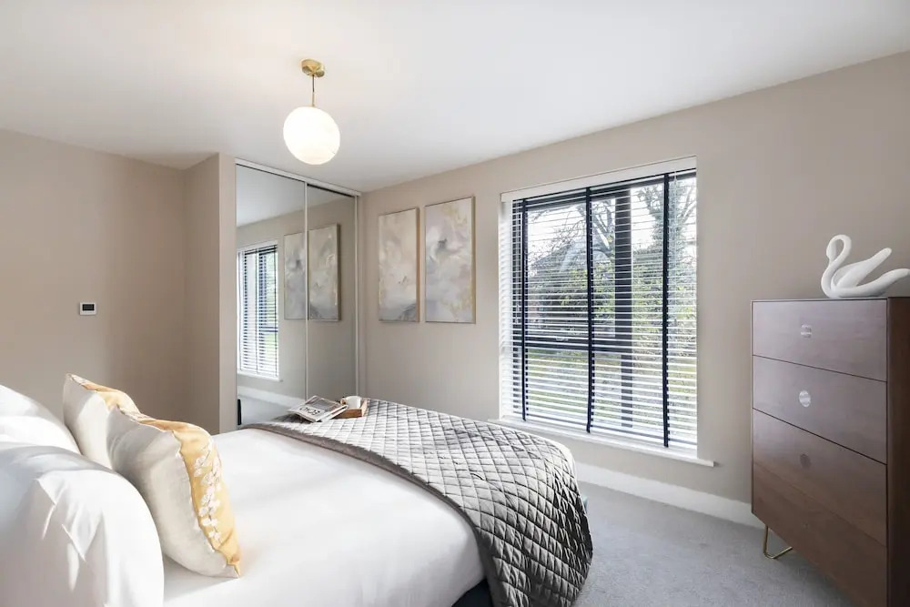 Elliot Oliver - Luxurious 2 Bedroom Apartment With Parking