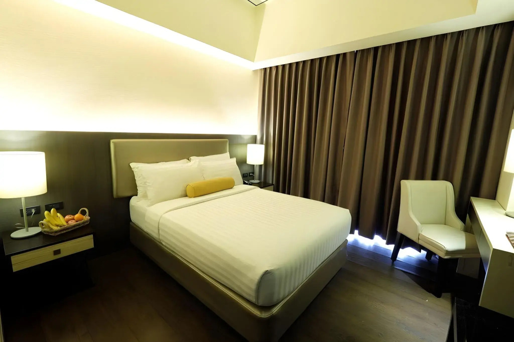 Home Crest Hotel