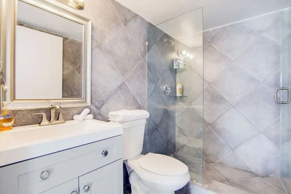 Collins 2 Bedroom with Free Parking by Deco 305