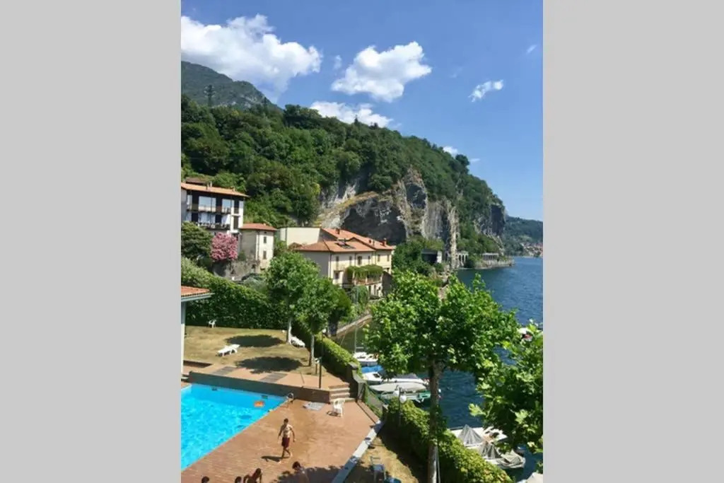 Mamma Ciccia Holiday Home - Front Lake Apartment, beach and swimming pool