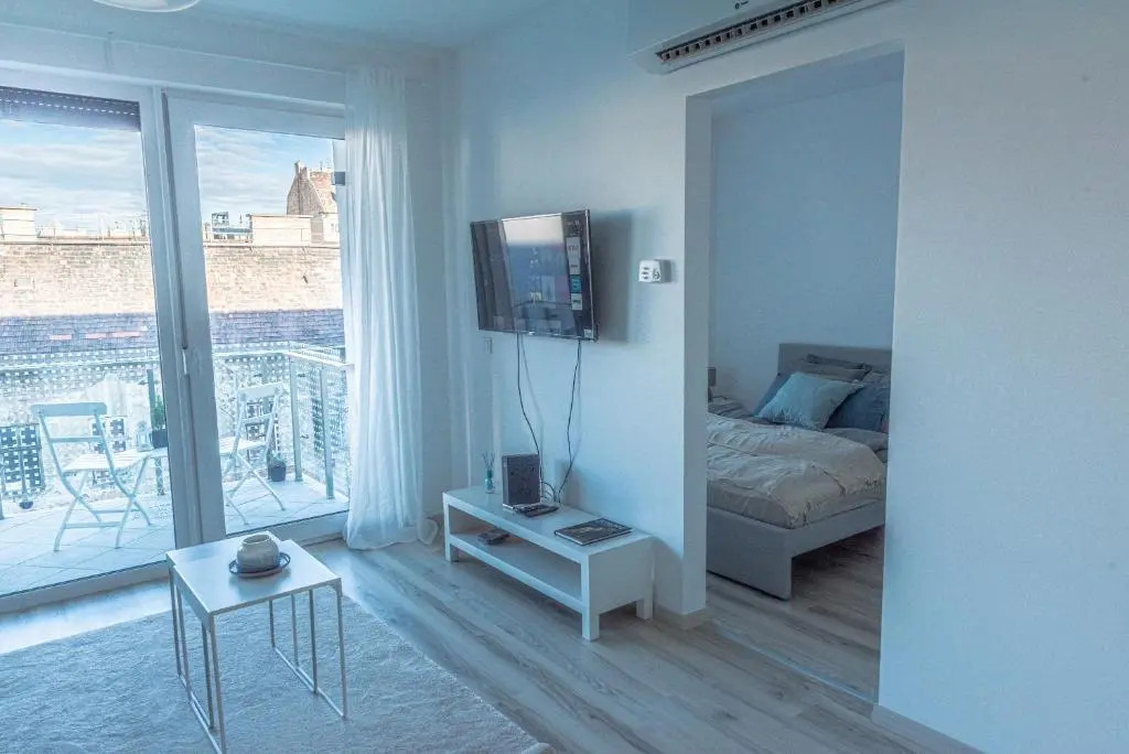Dob36 Apartment with Balcony in the Middle of Everything