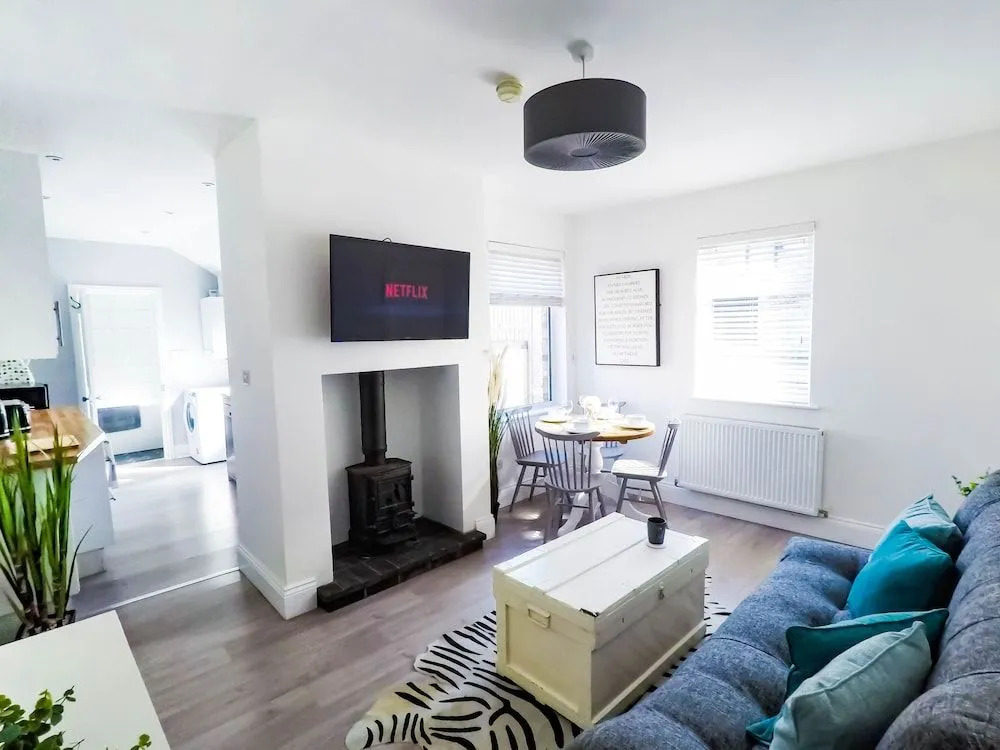 Central Stamford Townhouse With Parking