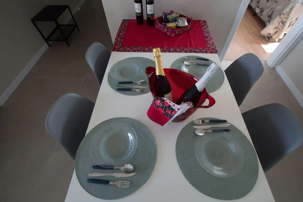 Dallas apartamentos na Via Gastronômica-Estacionamento-Amplos e equipados-Wifi