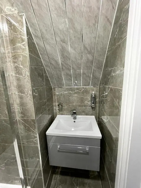 3 Bedroom Whalley Aparthotel