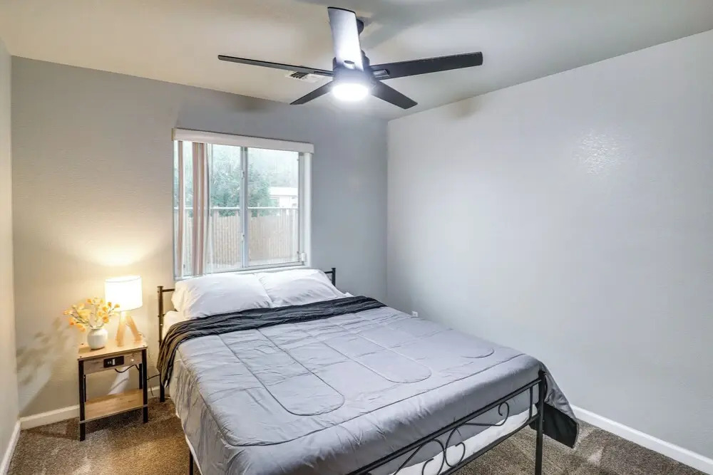 Fire Pit + Covered Patio: Bullhead City Escape!