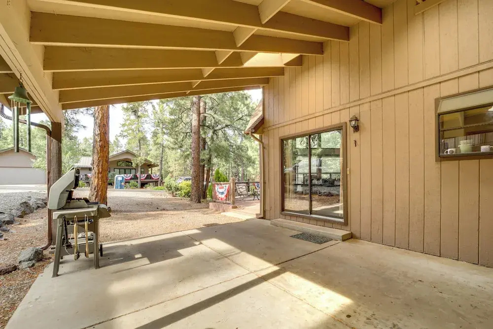 Fire Pit & Wraparound Porch: Munds Park Cabin!