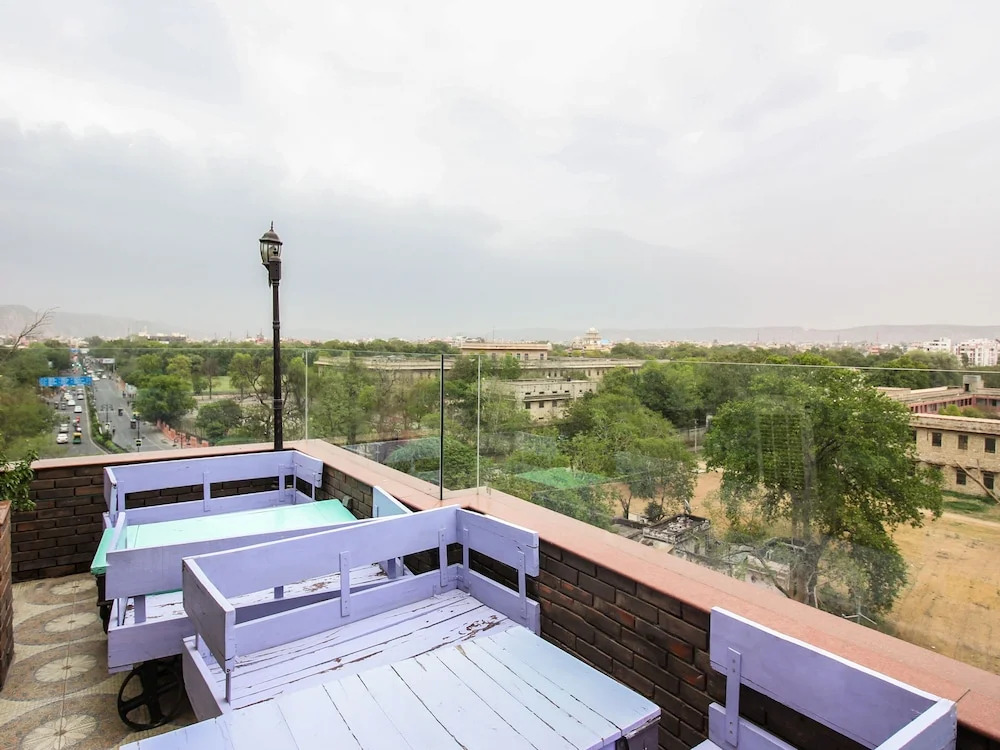 OYO 6894 Hotel White Lily