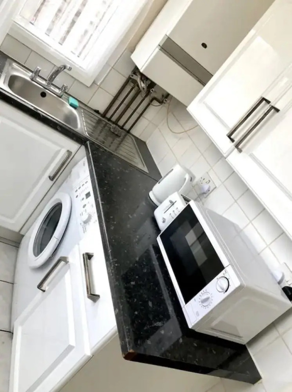 Ac Lounge 115 1-bed Apartment in Rochford