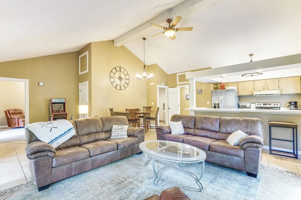 2 Decks & Pool Access: Osage Beach Retreat