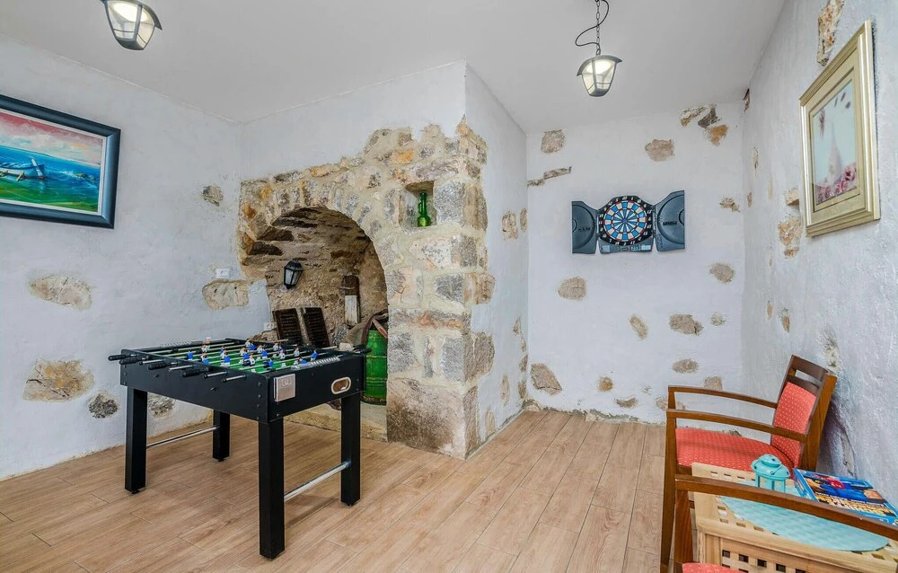 Nice Home in Pinezici with Hot Tub, WiFi & 4 Bedrooms