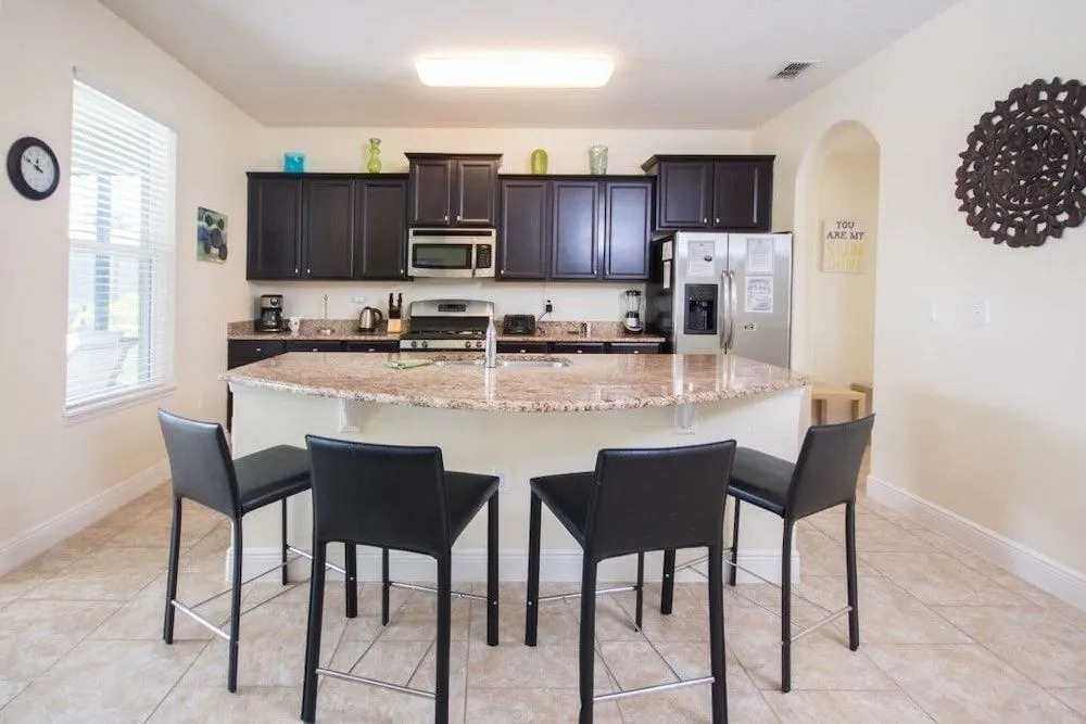 Oakview 4213 6 Br villa by RedAwning