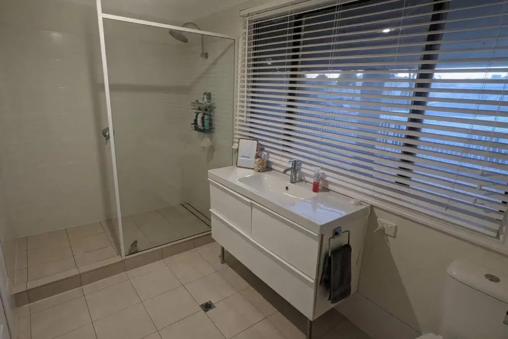 3 bedroom 2 bathroom home walking distance to town
