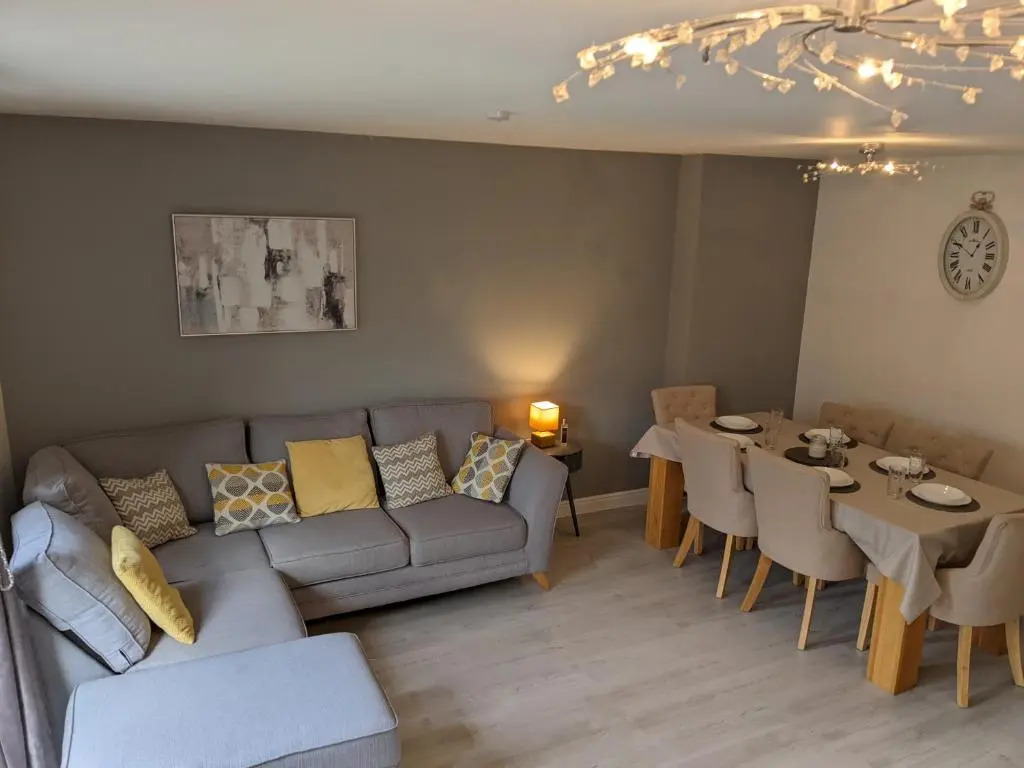 Entire 3 bed home Sleeps 6, WiFi, 2 Parking Spaces