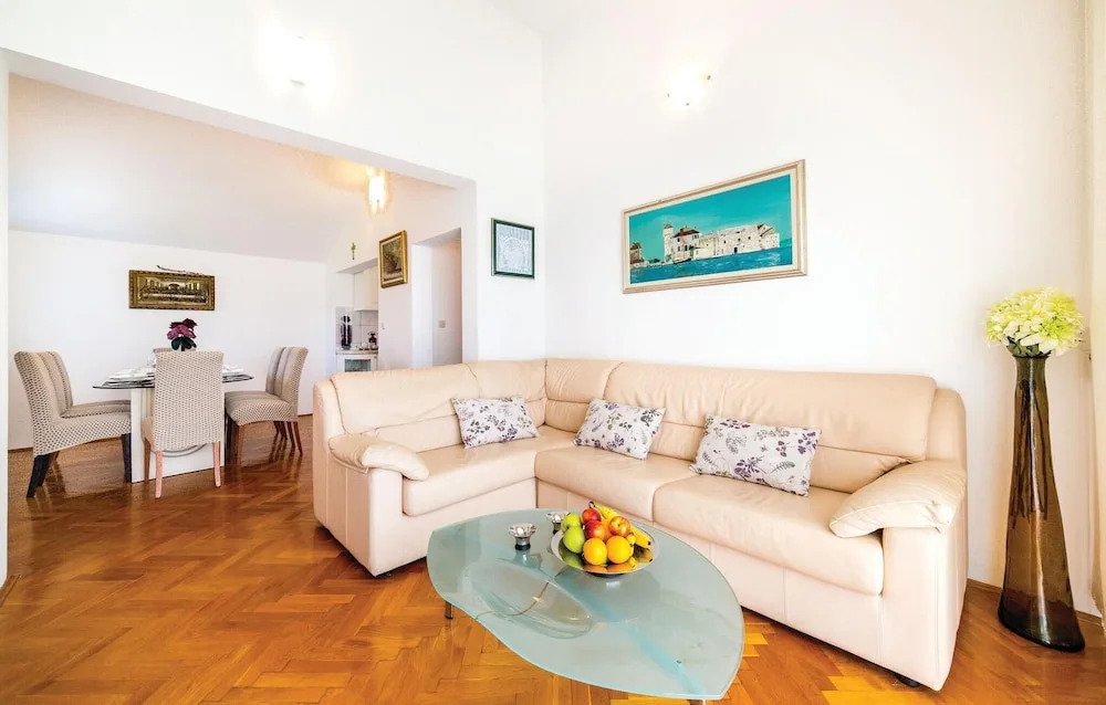 Four-Bedroom Holiday Home In Kastel Gomilica