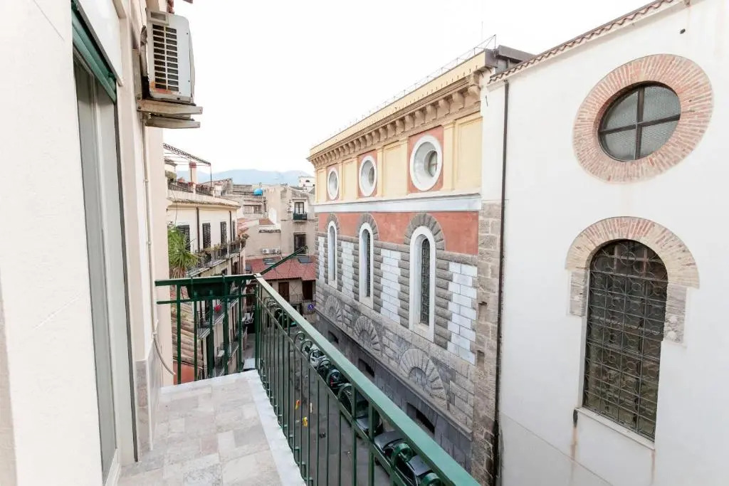 Apartment with huge terrace in the party area