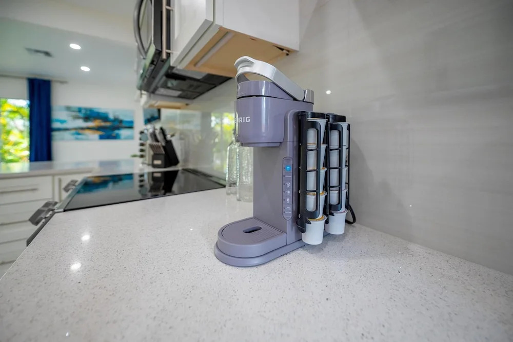 Uhost AI 1BR Sleek Modern Retreat