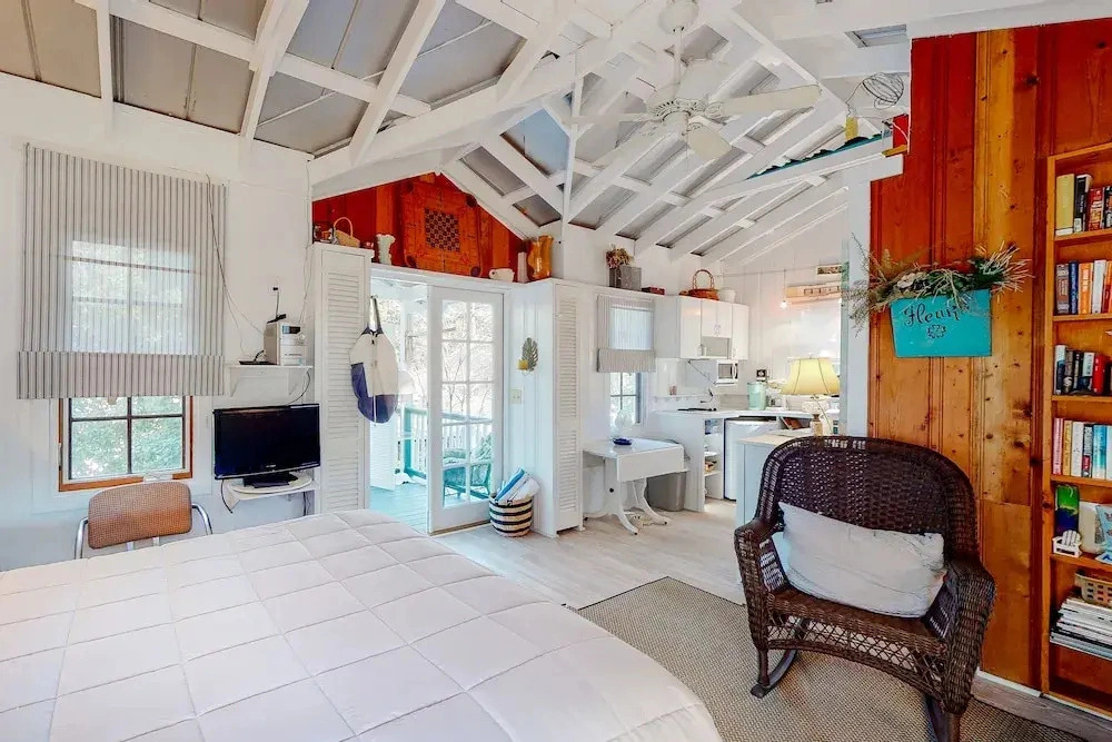 Charming Getaway w/ a Kitchenette & Free Wifi - Walk to the Beach
