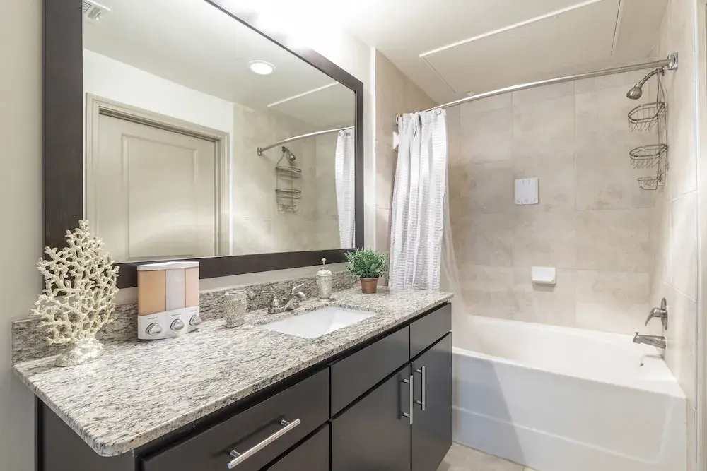 Luxurious & Cozy Midtown Texas Condo