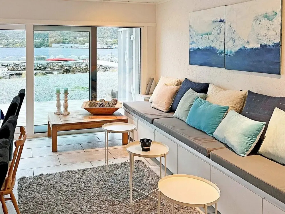 10 person holiday home in Brattvåg