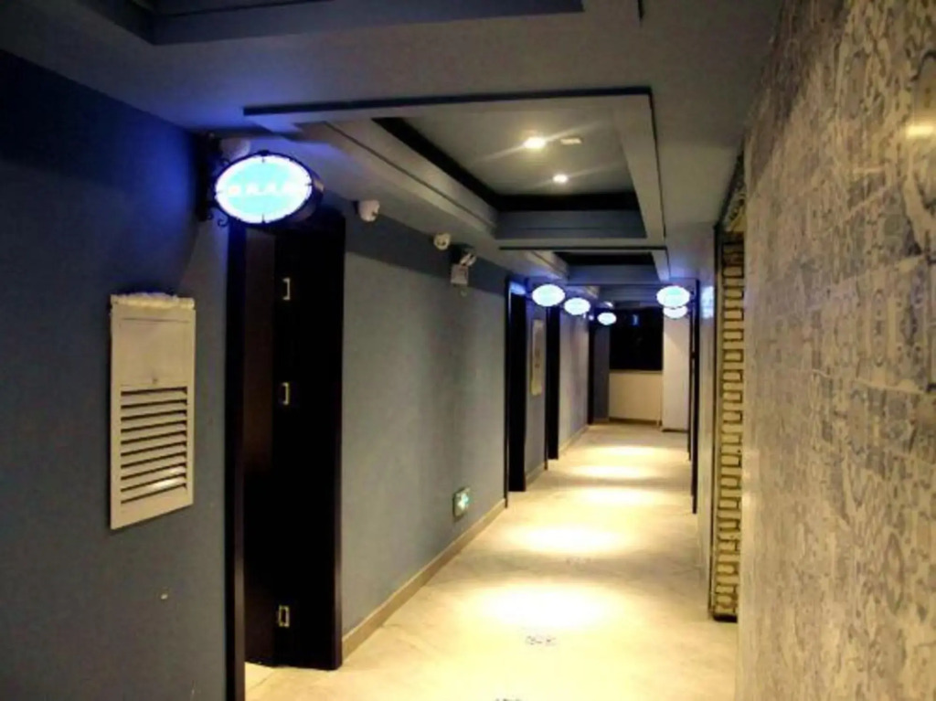 Jiangnan Baoyue Business Hotel (Sea Travel Duty Free Eternal Love Store)
