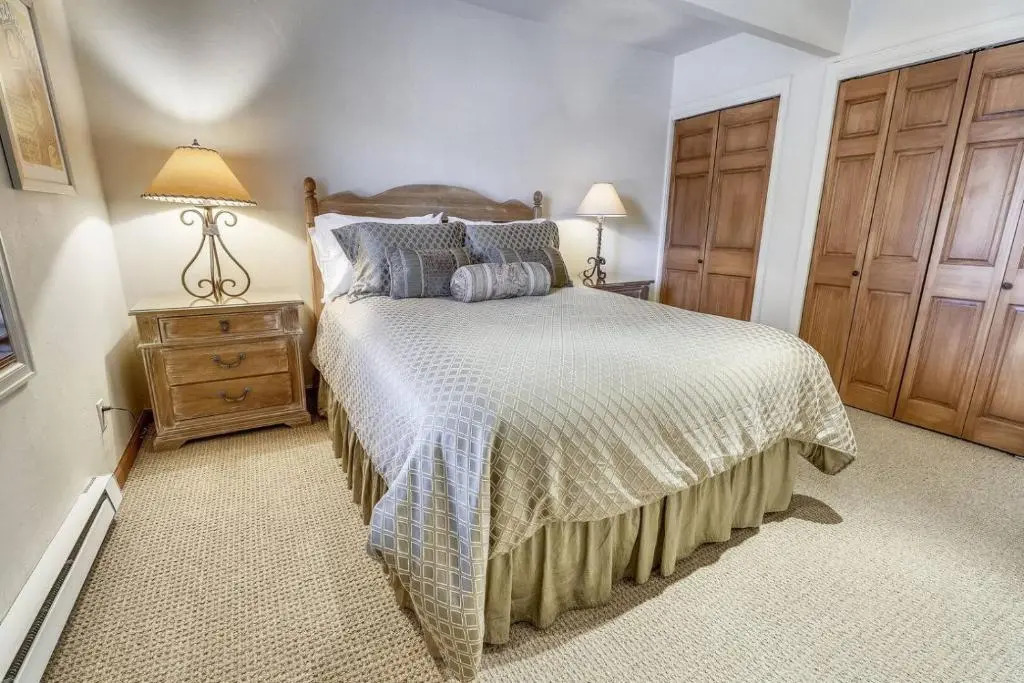 Expansive 2 Bedroom Downtown Aspen Condo, Walk to Gondola for Skiing, Steps to Dining, Shopping and Entertainment