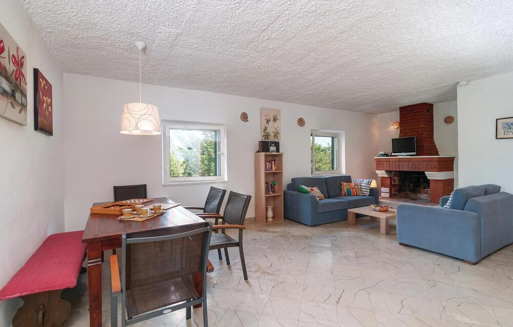 Amazing Home in Praznica With 4 Bedrooms, Wifi and Outdoor Swimming Pool