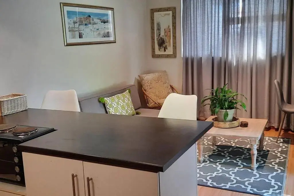 30 On Uitvlugt - Peaceful leafy garden flat with sunny lounge