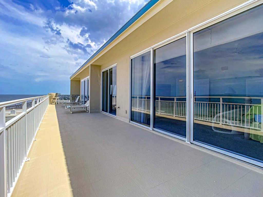 Penthouse Condo with wrap around views of the ocean - SR802