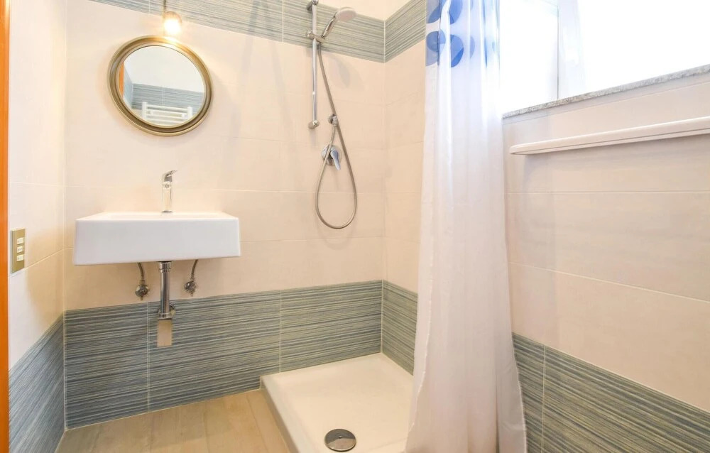 Beautiful Home in Stalettì With Wifi and 4 Bedrooms