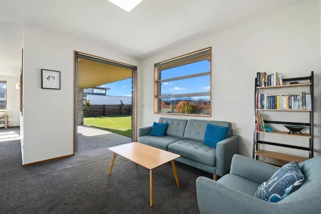 Infinity Views - Modern Wanaka Holiday Home