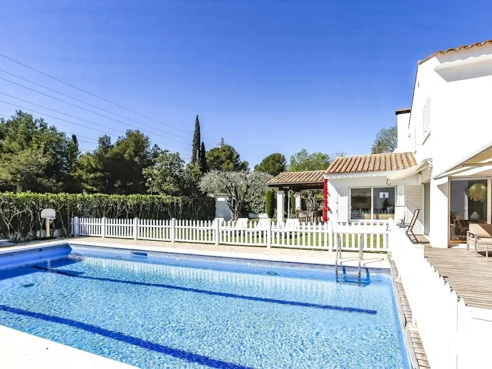 Casa Independiente con Jard n y Piscina Privada