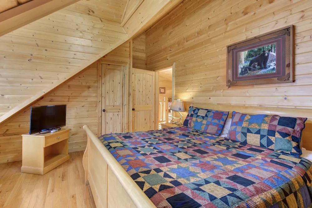 Woodland Wonder w/ Hot Tub and Pool Table!