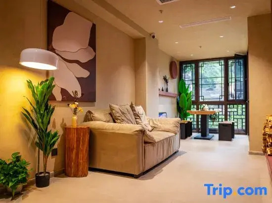Qingyu Designer Riverview Homestay (Fenghuang Ancient Town Hongqiao Branch)