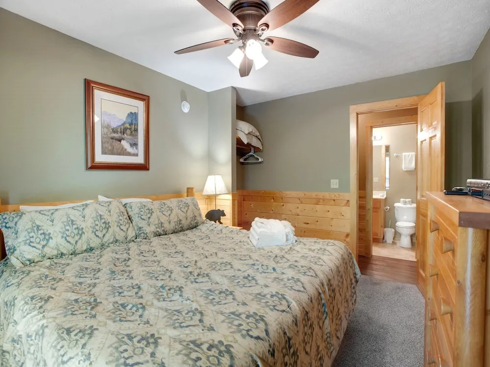 Smoky Bear Lodge by Jackson Mountain Homes