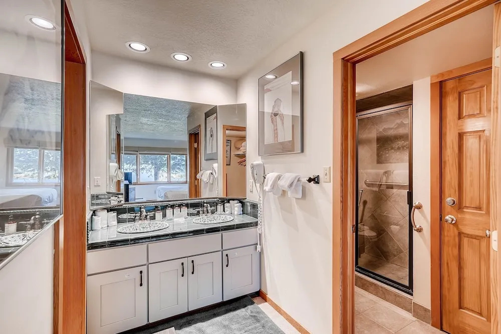 Premier 2BR 2BA in Lakeside Village- Kids Ski Free! condo