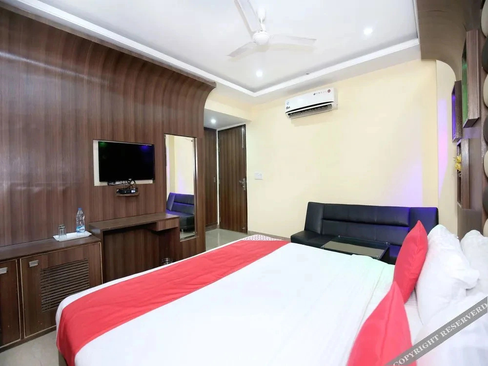 Majestic Crown by OYO Rooms