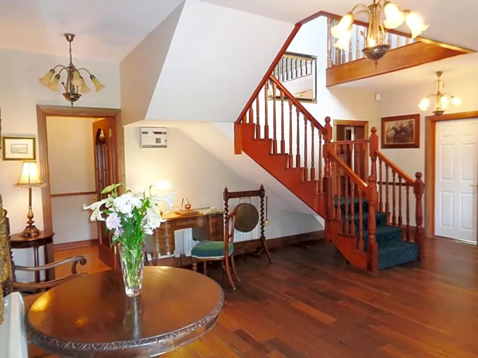 Redwood Country House & Apartments