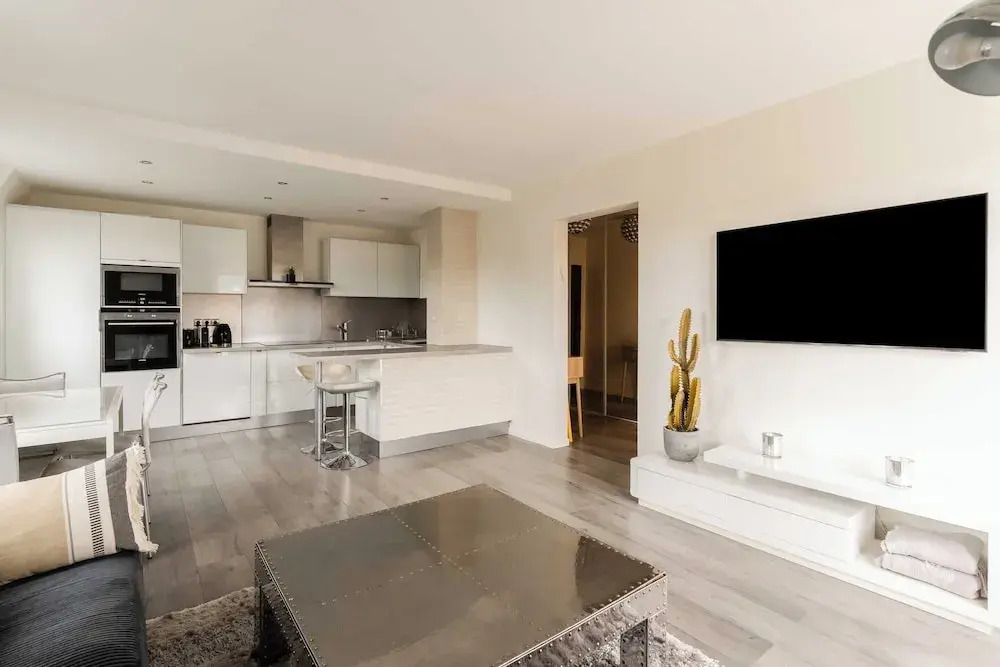 Renovated Apartment Sleeping 6 - Pool and Tennis
